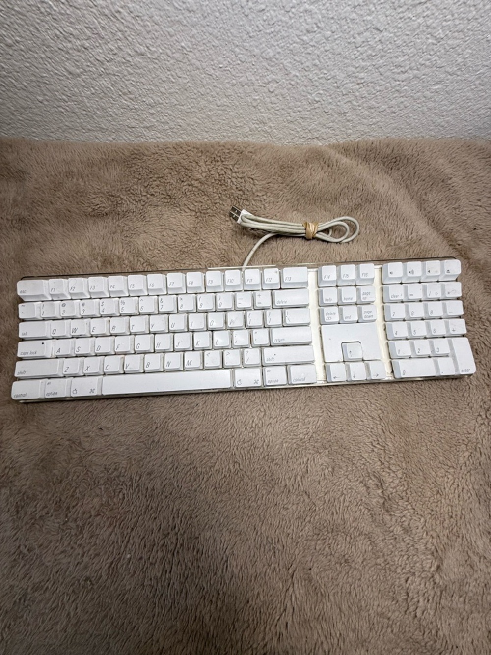 Apple A1048 Wired USB Keyboard